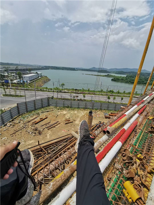 城东区作业中发生设备损坏或人员意外，责任怎么划分？